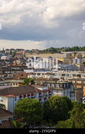 Paysage urbain dans une journée d'été ensoleillée à Lausanne, Vaud, Suisse. Banque D'Images