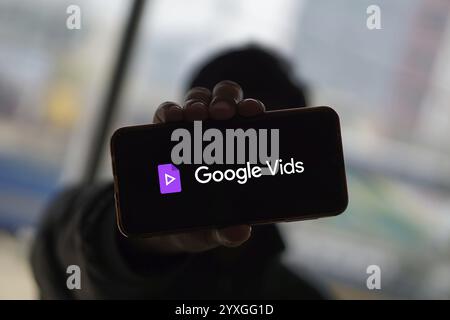 Logo Google Vids sur smartphon, Google Vids est une application de création vidéo en ligne incluse dans la suite Google Workspace. Banque D'Images