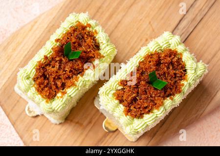 gâteau de kelepon ou de klepon à base de farine de riz gluante et fourré de cassonade recouvert de noix de coco râpée. Banque D'Images