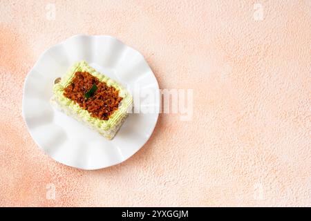 gâteau de kelepon ou de klepon à base de farine de riz gluante et fourré de cassonade recouvert de noix de coco râpée. Banque D'Images
