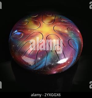 Le tambour de langue en acier, le tambour de réservoir ou le tambour de hank est un tambour fendu en acier rond sur fond noir Banque D'Images