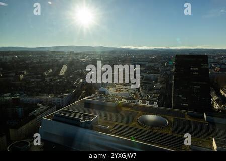 Bâle, Suisse. 16 décembre 2024. La ville de Bâle peut être vue depuis le Messeturm. Les organisateurs du concours Eurovision de la chanson (ESC) 2025 à Bâle présentent aujourd'hui la conception et la mise en scène de l'ESC 2025, ainsi qu'un aperçu de domaines tels que la billetterie et le parrainage. Crédit : Philipp von Ditfurth/dpa/Alamy Live News Banque D'Images