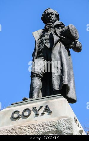 Madrid, Espagne. Statue : Francisco de Goya (1746-1828) peintre espagnol (de Mariano Benlliure) dans le Paseo de Prado près de l'entrée du Musée du Prado Banque D'Images