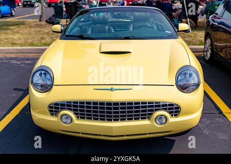 Chicago, Illinois, États-Unis - septembre 08, 2024 : 2002 Ford Thunderbird voiture de sport rétro cabriolet, vue d'angle. Voiture de sport jaune rétro. Convertib Banque D'Images