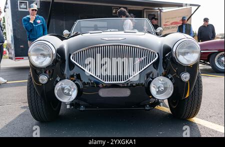 Chicago, Illinois, États-Unis - septembre 08, 2024 : 1956 Austin Healey 100 rétro décapotable voiture de sport, vue de face. Voiture de sport rétro. Cabriolet Aust Banque D'Images