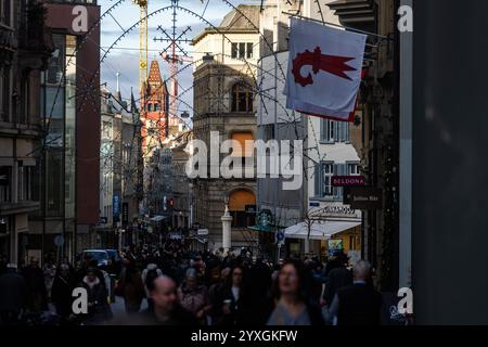 Bâle, Suisse. 16 décembre 2024. Les gens se promènent dans le centre-ville de Bâle. Les organisateurs du concours Eurovision de la chanson 2025 à Bâle présentent aujourd'hui la conception et la mise en scène de l'ESC 2025, ainsi qu'un aperçu de domaines tels que la billetterie et le parrainage. Crédit : Philipp von Ditfurth/dpa/Alamy Live News Banque D'Images