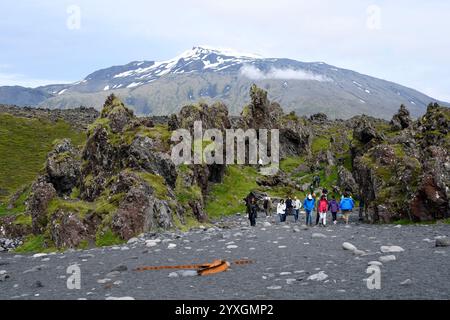 Djupalonssandur, plage avec les restes d'un naufrage. En bas Snaefellsjokull. Dritvik, péninsule de Snaefellsnes, Islande. Banque D'Images