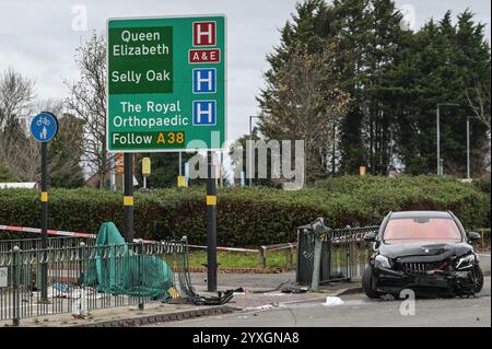 Sir Herbert Austin Way, Northfield, le 16 décembre 2024 - les enquêteurs sur les collisions sur les lieux d'un grave accident à la jonction Black Horse de Frankley Beeches Road et Sir Herbert Austin Way, Northfield près de Birmingham. Un conducteur qui excès de vitesse a heurté un passage pour piétons et 2 piétons de 60 ans qui ont été emmenés d'urgence à l'hôpital Queen Elizabeth de Birmingham avec des blessures mortelles. L'accident s'est produit à l'extérieur d'un Sainsbury's le lundi 16 décembre et a fermé au centre-ville de Northfield. Un homme a été arrêté parce qu'il était soupçonné de conduite dangereuse. Crédit : British News and Media/Alamy Liv Banque D'Images