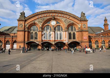 Hauptbahnhof, Außenansicht vom Bahnhofsplatz aus gesehen. Architecte Hubert Stier im Stil der Neorenaissance. DEU, Deutschland, Brême, 19.08.2024 : *** Gare principale, vue extérieure de la place de la gare architecte Hubert Stier dans le style néo-Renaissance DEU, Allemagne, Brême, 19 08 2024 Banque D'Images