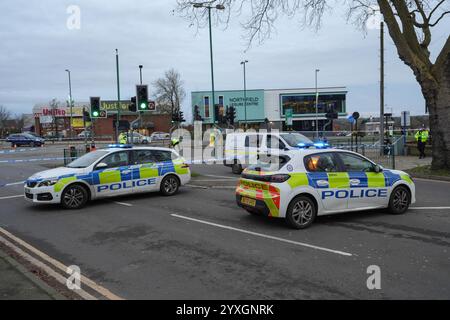 Sir Herbert Austin Way, Northfield, le 16 décembre 2024 - les enquêteurs sur les collisions sur les lieux d'un grave accident à la jonction Black Horse de Frankley Beeches Road et Sir Herbert Austin Way, Northfield près de Birmingham. Un conducteur qui excès de vitesse a heurté un passage pour piétons et 2 piétons de 60 ans qui ont été emmenés d'urgence à l'hôpital Queen Elizabeth de Birmingham avec des blessures mortelles. L'accident s'est produit à l'extérieur d'un Sainsbury's le lundi 16 décembre et a fermé au centre-ville de Northfield. Un homme a été arrêté parce qu'il était soupçonné de conduite dangereuse. Crédit : British News and Media/Alamy Liv Banque D'Images