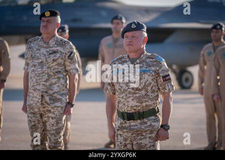 Le roi jordanien Abdallah II, inaugure l'escadron d'entraînement au combat aérien de la base aérienne Martyr pilote Muwaffaq Al-Salti le roi jordanien Abdallah II, inaugure l'escadron d'entraînement au combat aérien de la base aérienne Martyr pilote Muwaffaq Al-Salti et parraine la graduation du cours de conversion avec la participation de pilotes de la Royal Jordanian Air Force et du Royaume de Bahreïn. Jordanie, le 15 décembre 2024. Photo Royal Hashemite court Amman Amman Jordan 161224 Jordan RPO 005 Copyright : xapaimagesxRoyalxHashemitexCourtxxxapaimagesx Banque D'Images
