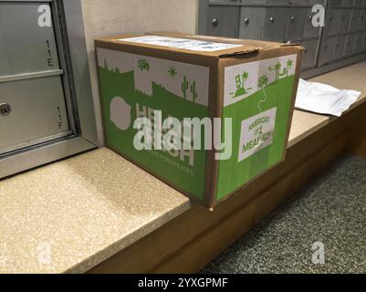 Une livraison du service d’abonnement Hello Fresh Meal attend d’être récupérée dans le hall d’un immeuble à New York le mardi 10 décembre 2024. Les États-Unis, Labor Dept. est rapporté pour enquêter sur les plaintes de travail des enfants contre une société Hello Fresh, Factor75 que Hello Fresh a acquise il y a quatre ans. (© Richard B. Levine) Banque D'Images