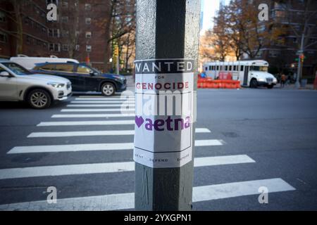 Une affiche accusant la compagnie d’assurance Aetna de génocide sur un lampadaire à Chelsea à New York le vendredi 13 décembre 2024. À la suite de la fusillade du PDG de UnitedHealthCare Brian Thompson, des affiches de soutien au tireur présumé, Luigi Mangione, sont apparues dans la ville. (© Richard B. Levine) Banque D'Images