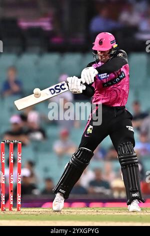 Sydney, Australie. 16 décembre 2024. Moises Henriques des Sydney Sixers joue un tir lors du match de Big Bash League entre les Sydney Sixers et les Melbourne Renegades au Sydney Cricket Ground. Les Sixers de Sydney remportent leur match d'ouverture de la Big Bash League contre les Renegades de Melbourne au Sydney Cricket Ground par 5 guichets (9 balles restantes). Melbourne Renegades : 169/7 (20 overs), Sydney Sixers 172/5 (18,3 overs). Crédit : SOPA images Limited/Alamy Live News Banque D'Images