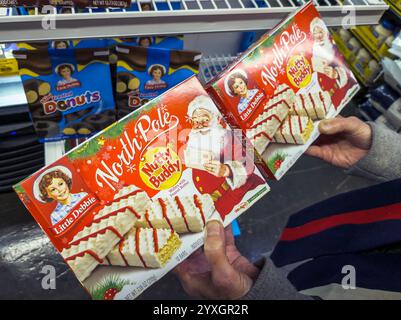 Un consommateur averti choisit les forfaits de Noël de Little Debbies « North Pole Nutty Buddy » dans un supermarché de New York le mercredi 11 décembre 2024. Little Debbies est une propriété privée de McKee Foods qui fabrique une variété de collations. (© Richard B. Levine) Banque D'Images