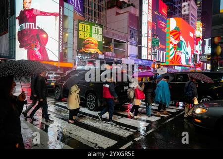 Des hordes de touristes à Times Square à New York affrontent le trafic et la pluie le mercredi 11 décembre 2024. © Richard B. Levine) Banque D'Images