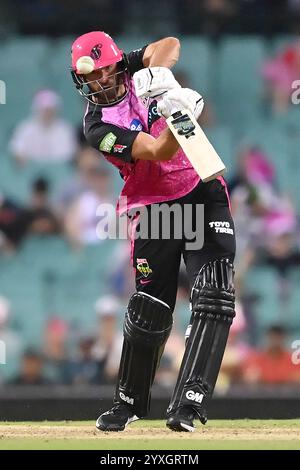 Sydney, Australie. 16 décembre 2024. James Vince des Sydney Sixers joue un tir en battant lors du match de Big Bash League entre les Sydney Sixers et les Melbourne Renegades au Sydney Cricket Ground. Les Sixers de Sydney remportent leur match d'ouverture de la Big Bash League contre les Renegades de Melbourne au Sydney Cricket Ground par 5 guichets (9 balles restantes). Melbourne Renegades : 169/7 (20 overs), Sydney Sixers 172/5 (18,3 overs). (Photo de Ayush Kumar/SOPA images/SIPA USA) crédit : SIPA USA/Alamy Live News Banque D'Images