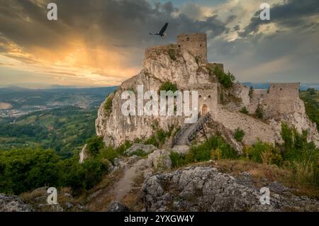 Vue aérienne du château médiéval de Srebrenik en Bosnie Banque D'Images