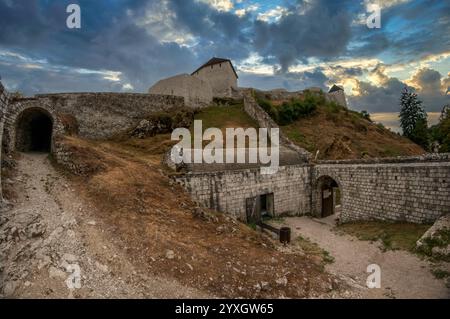 Porte et tour à Tesanj château médiéval de l'époque turque en Bosnie Banque D'Images