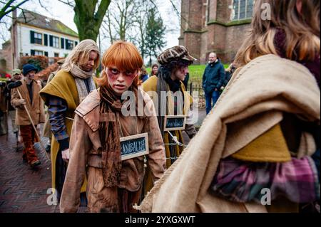 14 décembre, Deventer. Chaque année, autour de cette date, le monde du XIXe siècle de l'écrivain anglais Charles Dickens revit dans la belle ville néerlandaise de Deventer - plus de 950 personnages tirés des célèbres livres de Dickens. Banque D'Images