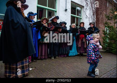 14 décembre, Deventer. Chaque année, autour de cette date, le monde du XIXe siècle de l'écrivain anglais Charles Dickens revit dans la belle ville néerlandaise de Deventer - plus de 950 personnages tirés des célèbres livres de Dickens. Banque D'Images