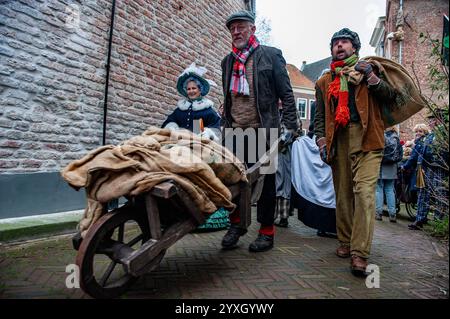 14 décembre, Deventer. Chaque année, autour de cette date, le monde du XIXe siècle de l'écrivain anglais Charles Dickens revit dans la belle ville néerlandaise de Deventer - plus de 950 personnages tirés des célèbres livres de Dickens. Banque D'Images