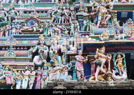 Détail des dieux et des divinités sur le gopuram au temple Kapaleeshwarar à Chennai, Tamil Nadu, Inde Banque D'Images