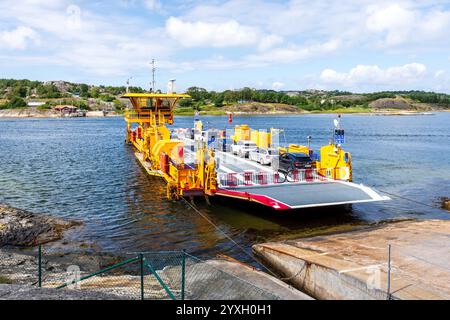 Le ferry Malöleden de l'administration suédoise des transports, chargé de voitures, quitte la rive pour traverser le canal vers l'île de Malö en Suède Banque D'Images