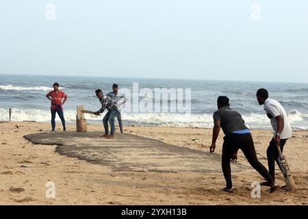 Le cricket est joué sur Marina Beach à Chennai, Tamil Nadu, Inde Banque D'Images