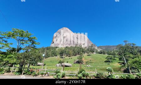 Cette image à couper le souffle met en valeur Pedra Azul, un monolithe massif de granit situé dans l’état de Espírito Santo, au Brésil. Banque D'Images