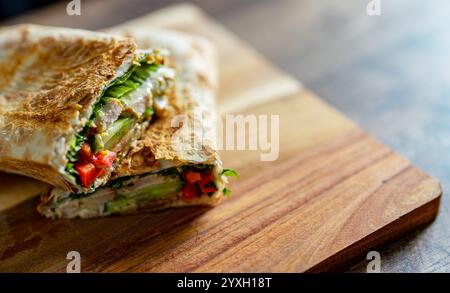 Shawarma croustillant au poulet et aux légumes. Banque D'Images