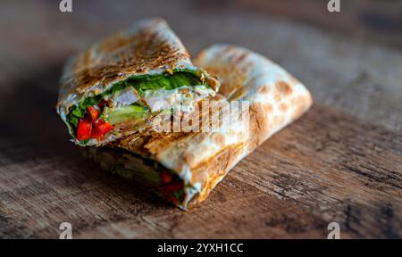 Shawarma croustillant au poulet et aux légumes. Banque D'Images