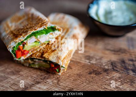 Shawarma croustillant au poulet et aux légumes. Banque D'Images