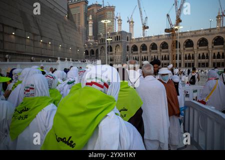 La Mecque, Arabie Saoudite - 5 juin 2024 : pèlerins du Hadj et de l'Oumrah d'Iran marchant près de Masjidil Haram, Grande Mosquée de la Mecque, Mekkah, Arabie Saoudite. Banque D'Images