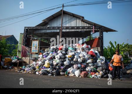 Yogyakarta, Indonésie - 30 avril 2024 : activités du dépôt d'élimination des ordures à Yogyakarta, Indonésie. Problèmes d'ordures. Banque D'Images