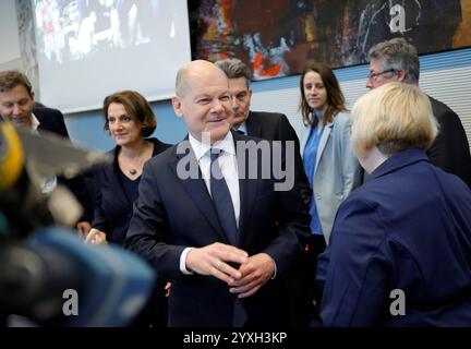 Bundeskanzler Olaf Scholz, SPD mit Ehefrau Britta Ernst, Deutschland, Berlin, Reichstag, SPD Bundestagsfraktion *** chancelier fédéral Olaf Scholz, SPD avec son épouse Britta Ernst, Allemagne, Berlin, Reichstag, groupe parlementaire SPD au Bundestag Banque D'Images