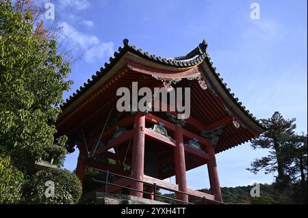 Vue panoramique du Shoro une structure couverte sans murs connue sous le nom de fukihanachi utilisée comme clocher sur le terrain de Kiyomizu-dera à Kyoto, au Japon. Banque D'Images