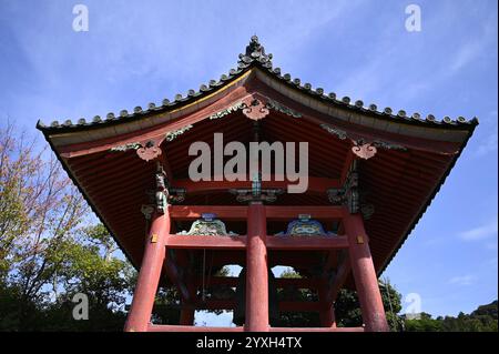 Vue panoramique du Shoro une structure couverte sans murs connue sous le nom de fukihanachi utilisée comme clocher sur le terrain de Kiyomizu-dera à Kyoto, au Japon. Banque D'Images