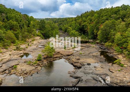 Une vue estivale sur le sommet de la cascade de Little River dans la réserve nationale de Little River Canyon en Alabama lorsque les niveaux d'eau sont bas. Banque D'Images