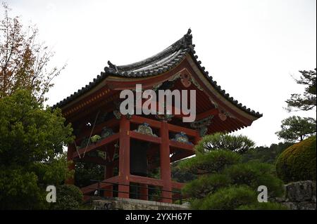 Vue panoramique du Shoro une structure couverte sans murs connue sous le nom de fukihanachi utilisée comme clocher sur le terrain de Kiyomizu-dera à Kyoto, au Japon. Banque D'Images