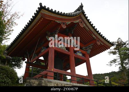 Vue panoramique du Shoro une structure couverte sans murs connue sous le nom de fukihanachi utilisée comme clocher sur le terrain de Kiyomizu-dera à Kyoto, au Japon. Banque D'Images