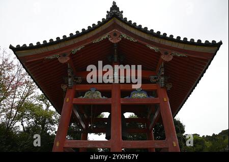 Vue panoramique du Shoro une structure couverte sans murs connue sous le nom de fukihanachi utilisée comme clocher sur le terrain de Kiyomizu-dera à Kyoto, au Japon. Banque D'Images