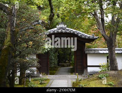 Porte d'entrée des jardins du temple bouddhiste Kōdai-ji à Higashiyama-ku, Kyoto, Japon Banque D'Images