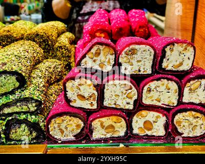 Bonbons turcs à vendre au marché aux épices à Istanbul, Turkiye (Turquie) Banque D'Images