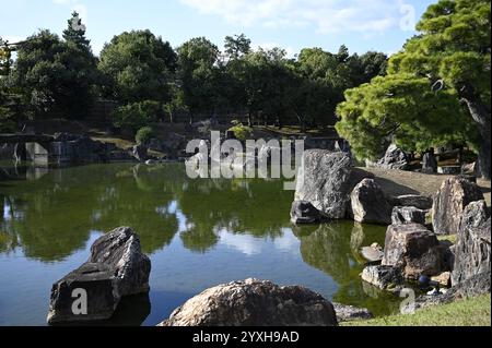 Paysage avec vue panoramique sur l'étang de jardin de Ninomaru sur le terrain de Nijō-jō à Kyoto, Japon. Banque D'Images