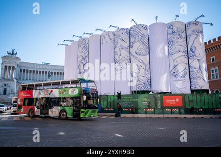 Rome, Italie. 16 décembre 2024. La murale ''le Costellazioni di Roma'' (les constellations de Rome) de Pietro Ruffo, est dévoilée sur la Piazza Venezia. Pour les quatre prochains mois, la murale couvrira les silos du chantier du métro C. (Crédit image : © Marco Di Gianvito/ZUMA Press Wire) USAGE ÉDITORIAL SEULEMENT! Non destiné à UN USAGE commercial ! Banque D'Images