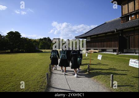 Les écolières à l'extérieur du palais Ninomaru Goten la résidence des shoguns Tokugawa sur le terrain de Nijō-jō à Kyoto, au Japon. Banque D'Images