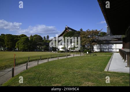 Vue panoramique sur le palais Ninomaru Goten, palais décoré et résidence pour les shoguns Tokugawa sur le terrain de Nijō-jō à Kyoto, Japon. Banque D'Images