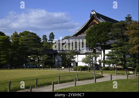 Vue panoramique sur le palais Ninomaru Goten, palais décoré et résidence pour les shoguns Tokugawa sur le terrain de Nijō-jō à Kyoto, Japon. Banque D'Images