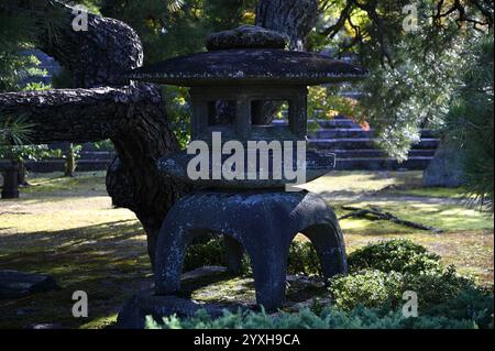 Lanterne en pierre traditionnelle japonaise Tōrō sur le terrain du jardin Ninomaru à Nijō-jō, Kyoto Japon. Banque D'Images